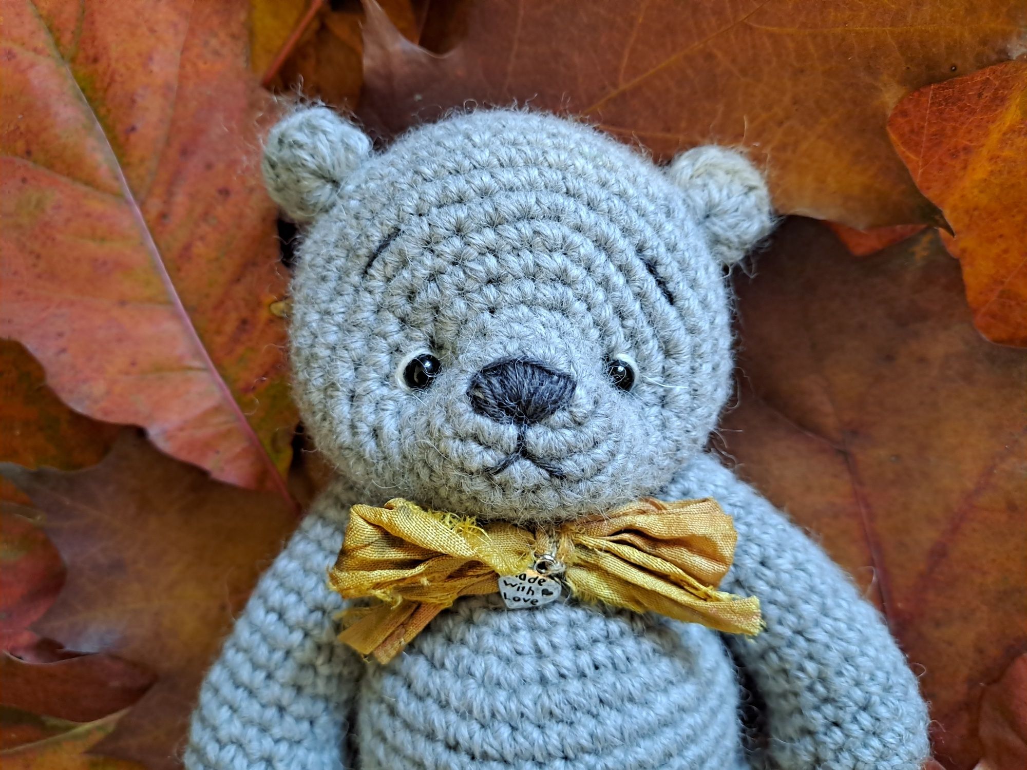 Wełniany miś amigurumi robiony na szydełku, na prezent sesję zdjęciową