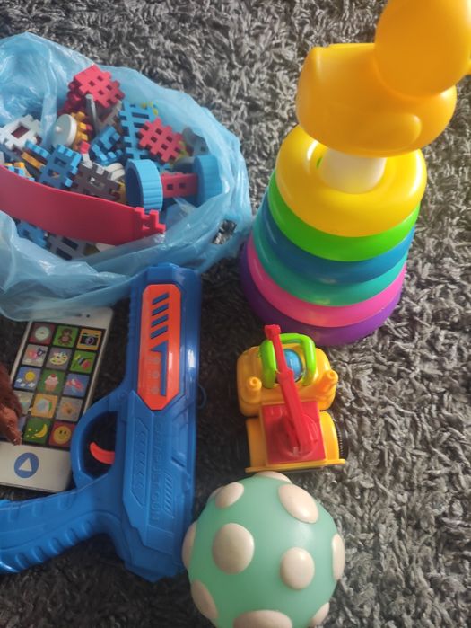 Zestaw zabawek dla dzieci.