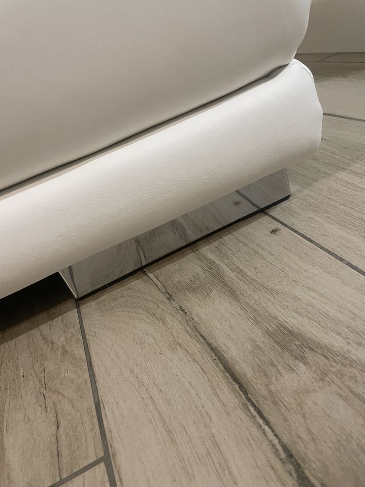 Pufa z ekoskóry eko skory biala sofa