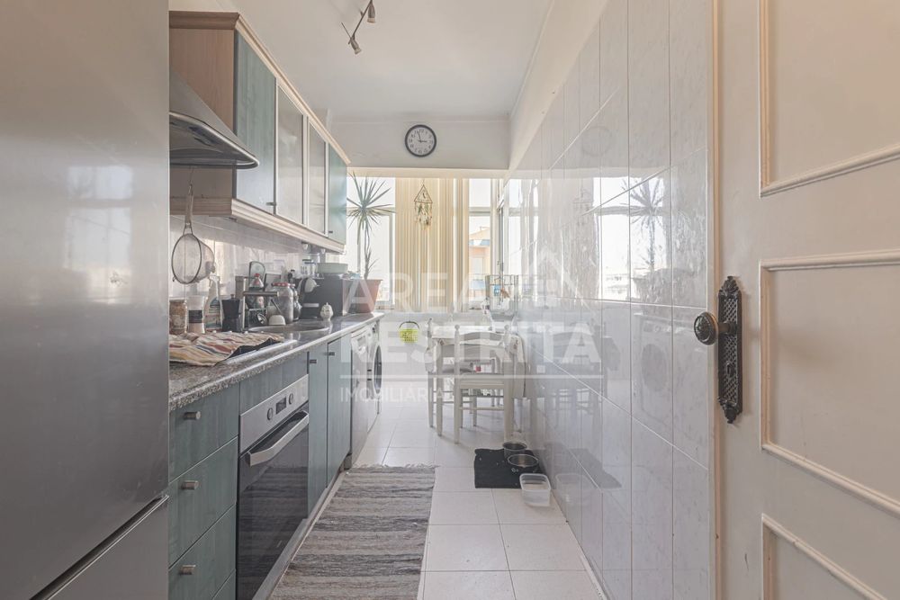 Apartamento T4 transformado em T3 no Laranjeiro