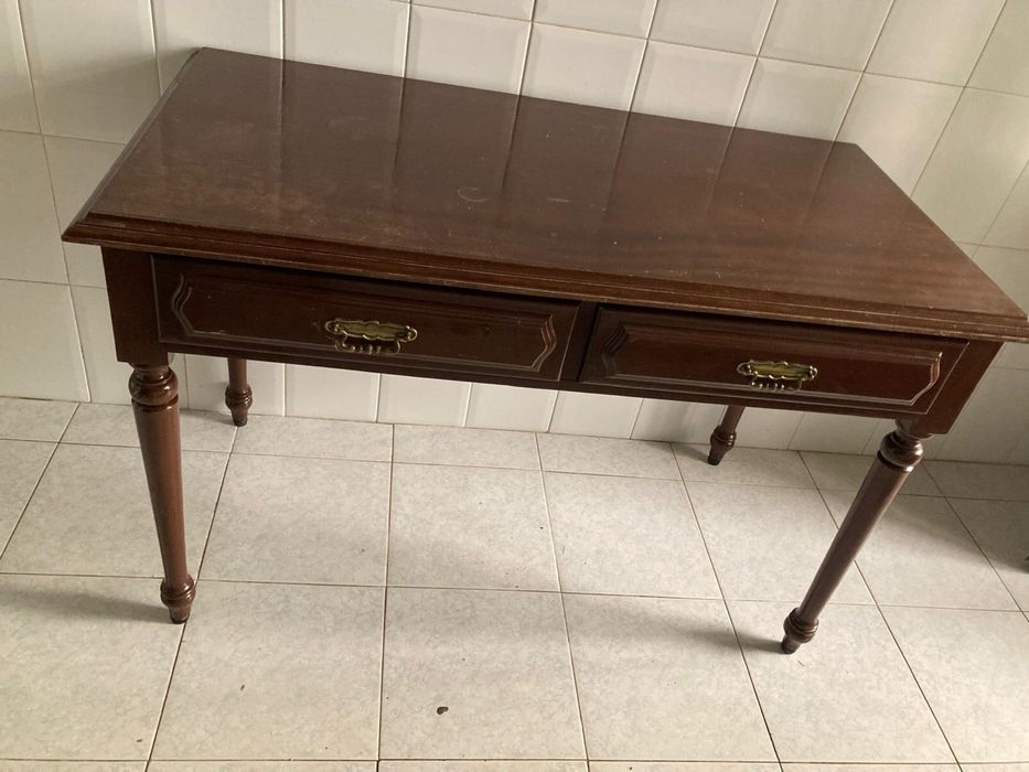 Mesa de mogno como nova