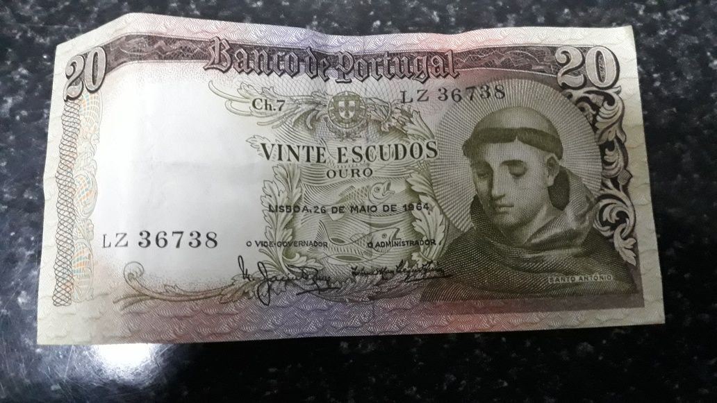 Várias notas e moedas escudo e outros