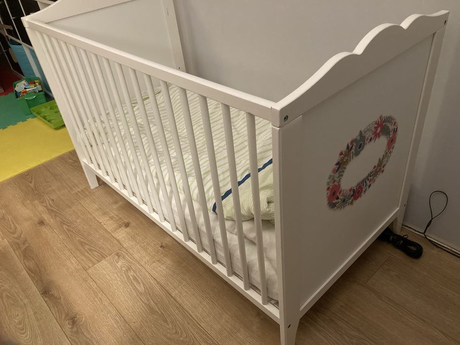 Ikea Hensvik Drewniane białe łóżeczko dziecięce niemowlęce Kwiaty