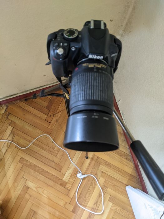 Nikon D3100 з штативом та об'єктивом