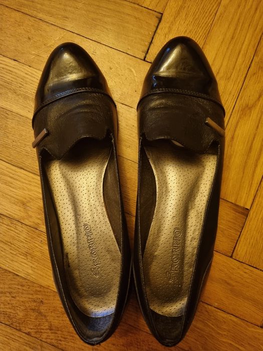 Czarne baleriny z lakierowanym noskiem