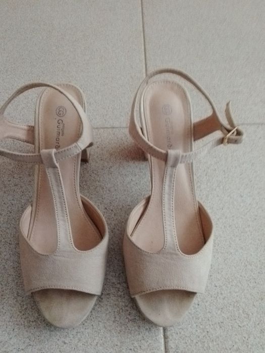 Sandálias em pele usadas