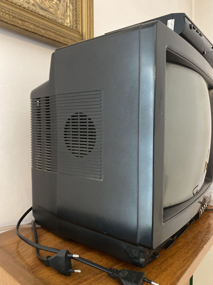 Stary Telewizor Sanyo kineskopowy model CEM3022P