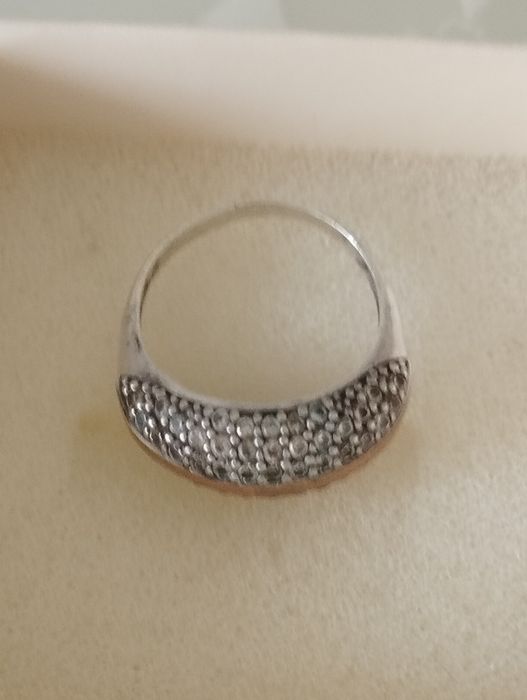 Серебряное кольцо с золотой вставкой, фианиты. Размер 17