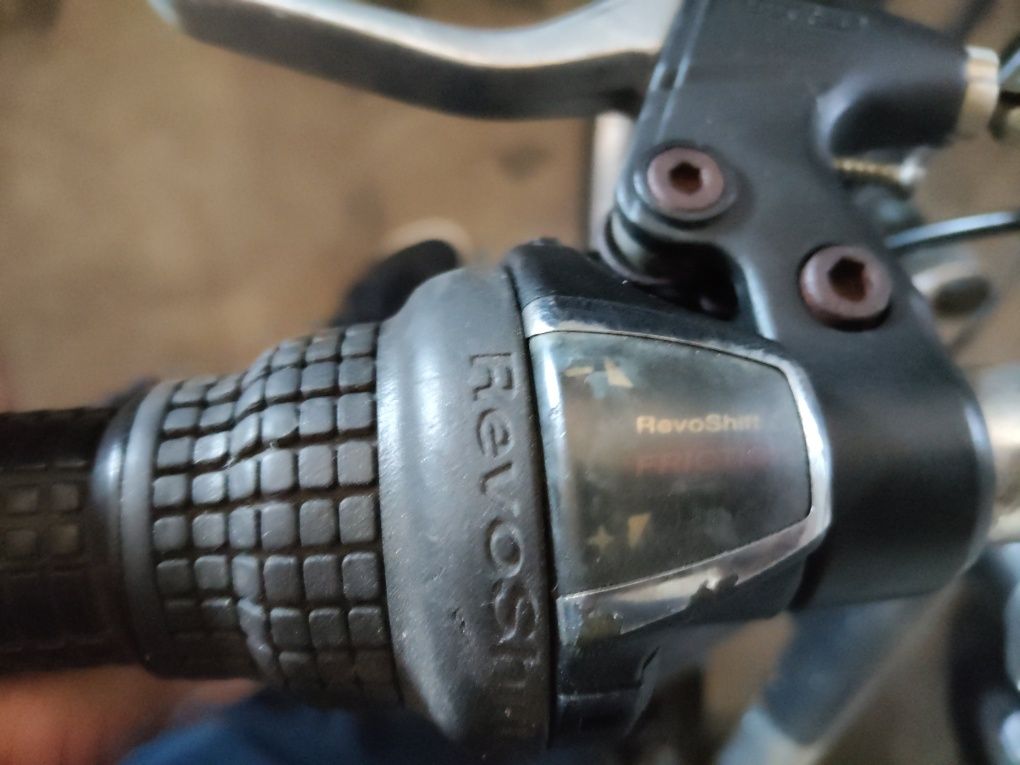 Bicicleta em alumínio com vários material da SHIMANO  SIS.
