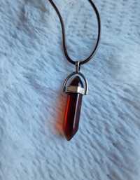 Naszyjnik amulet grot naszyjnik z kamieniem
czerwony bordowy