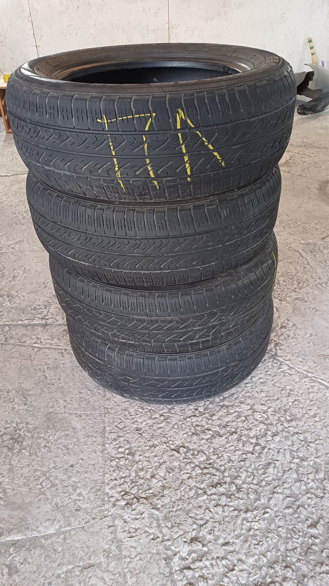 Комплект літніх шин 225/60 R17.