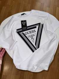 Нова футболочка Guess у розмірі S та М сідає оверсайз