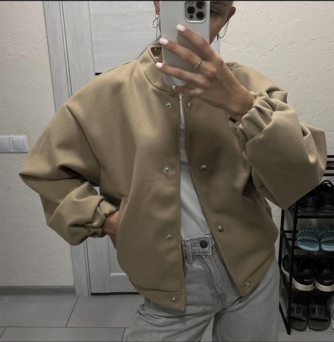 Пальто-бомбер бежевий