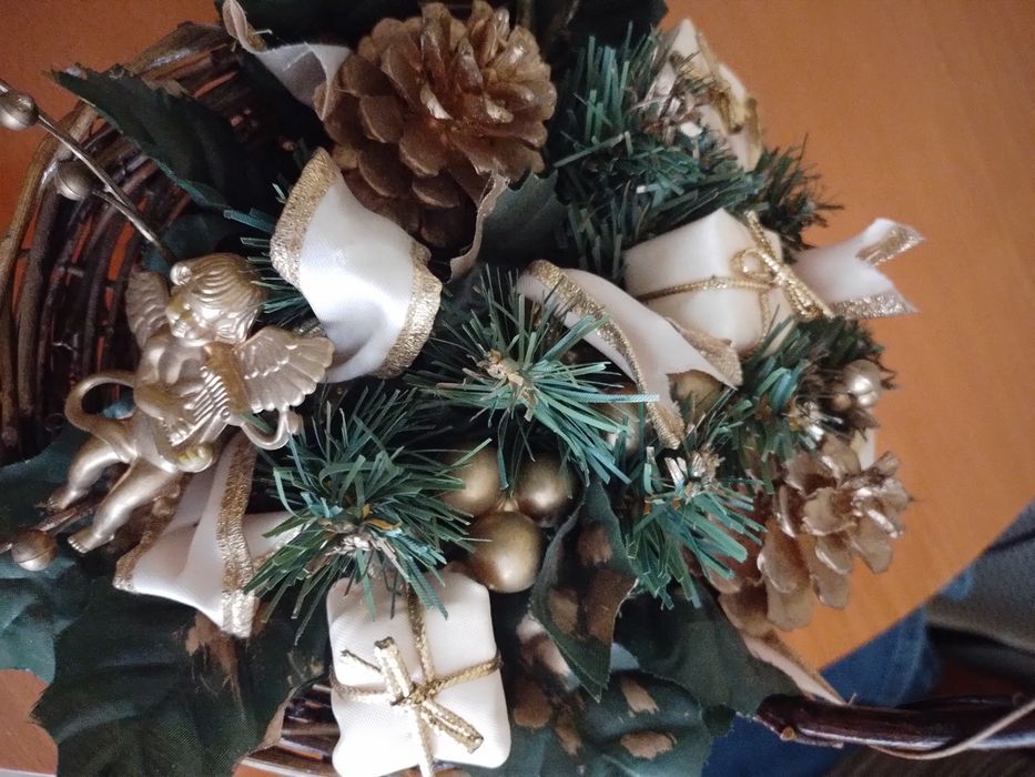 Stroik świąteczny w koszyczku