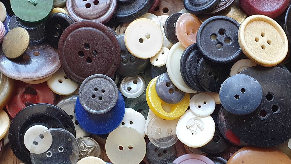 Пуговицы. Большое количество. Разных времен и размеров.