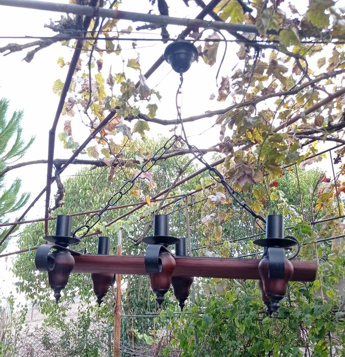 Candeeiro rústico em ferro e madeira – 6 luzes, estilo antigo