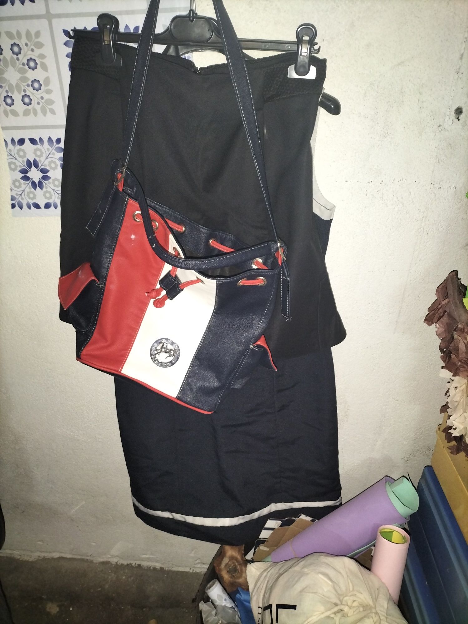3 peças de roupa e malas usadas a 3 euros cada conjunto