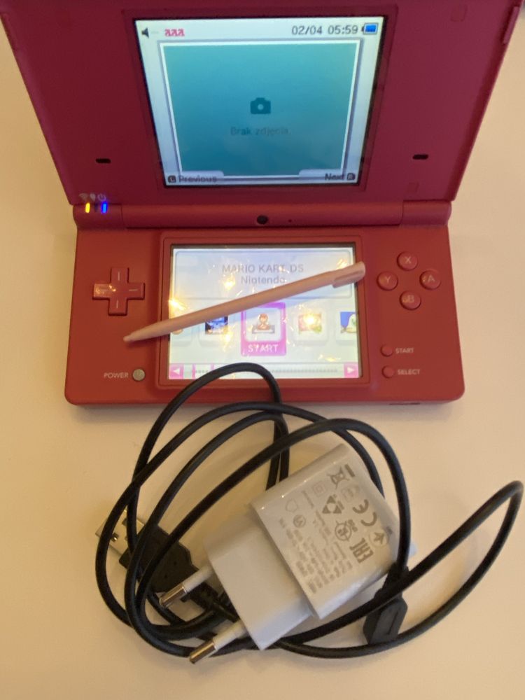 Konsola Nintendo DSi 8GB i z grami