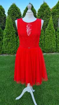 Czerwona sukienka z koronką i tiulem