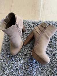 Botins beges tamanho 38