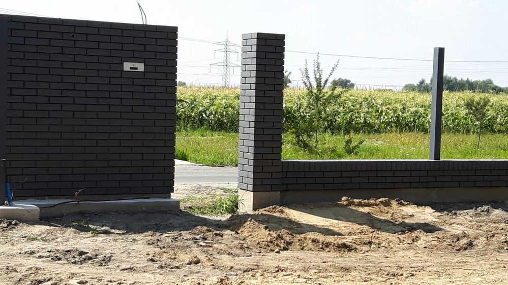 Budowa ogrodzeń klinkier bloczków betonowych.