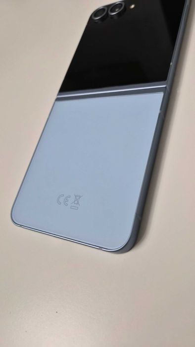 Fabrycznie odnowiony Samsung Galaxy Z Flip6 Flip 6