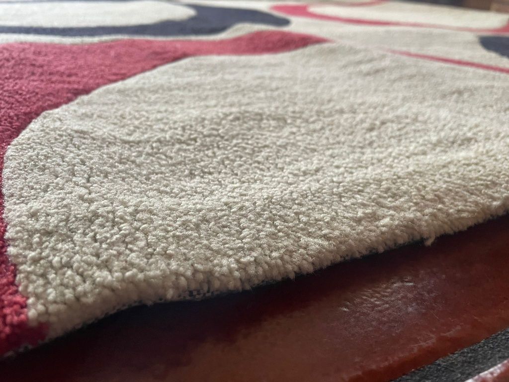 Tapete com círculos pretos e vermelhos