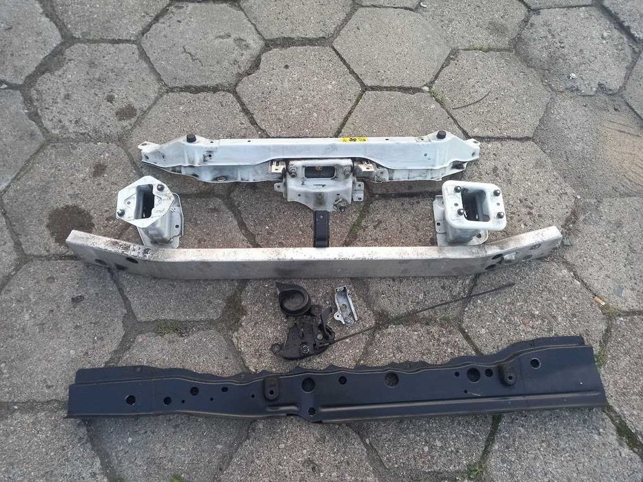 Передній підсилювач бампера Nissan Note E11