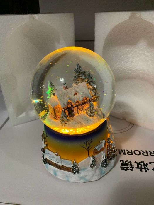 Новогодний музыкальный светильник-декор "Дом в шаре"