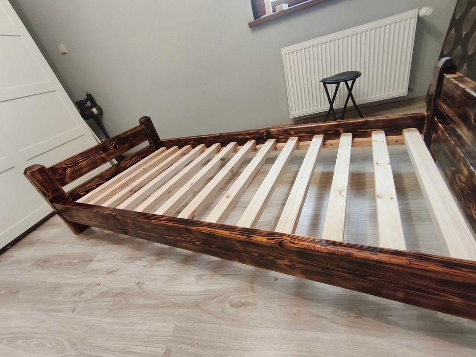 Ręcznie robione łóżko z litego drewna sosnowego 90x200 – opalane