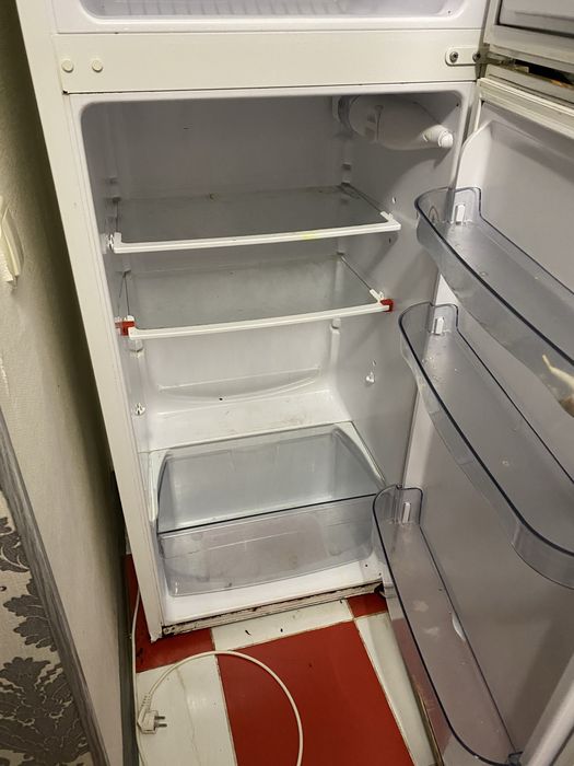 Продам холодильник (сломанный) на ремонт/запчасти
