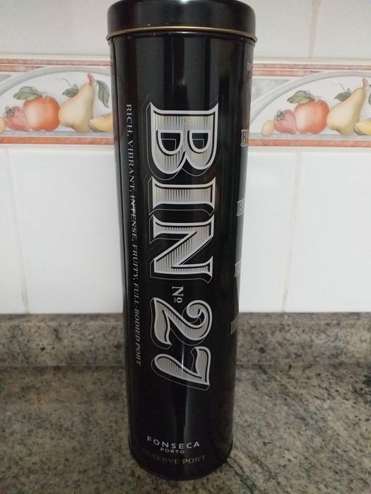 Lata Vazia de Garrafa de Vinho do Porto