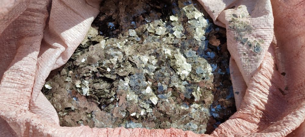 Слюда декоративная натуральная.  Чешуйки 1-6 см. Оливково-зеленая