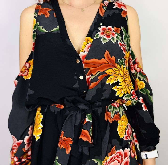Kombinezon czarny w kwiaty z odkrytymi ramionami M 38 River Island