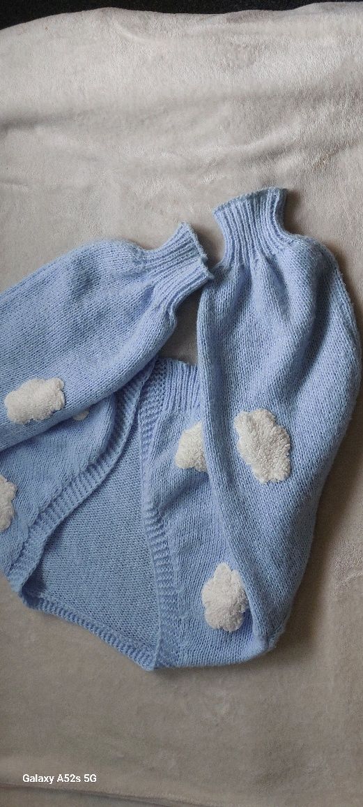 Piękny błękitny sweter w chmurki