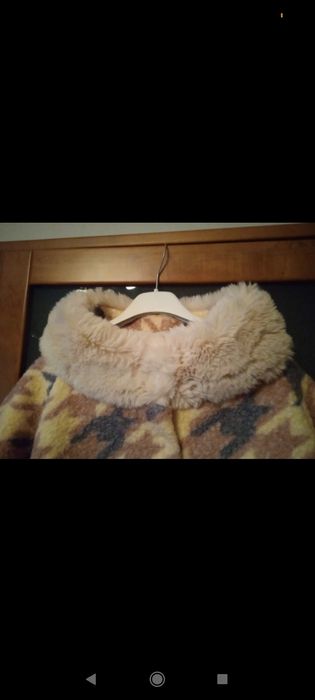 Casaco todo forrado com pêlo nos punhos e na gola