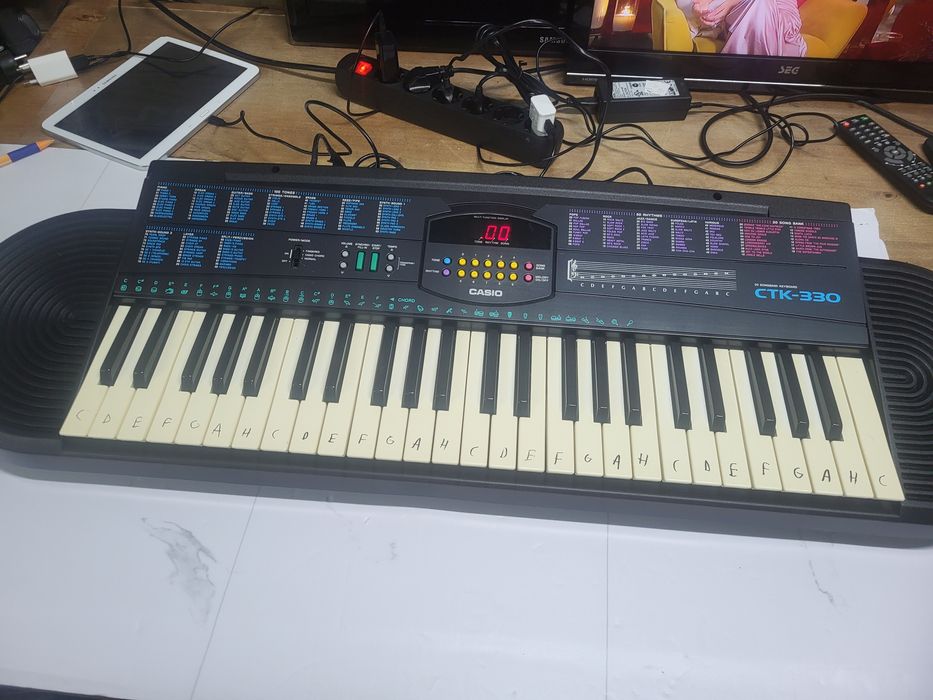 Синтезатор или MIDI-клавиатура Casio CTK-330 ..