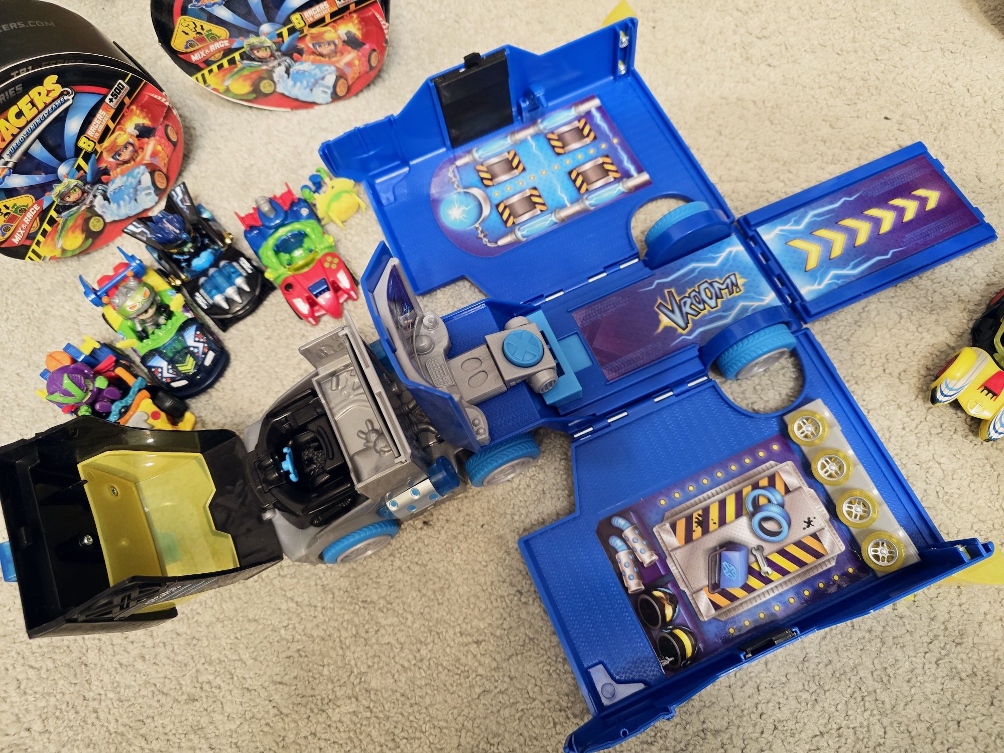 T-RACERS 4 XRacer Turbo Truck Ciężarówka + 9 Figurek i aut jak nowy