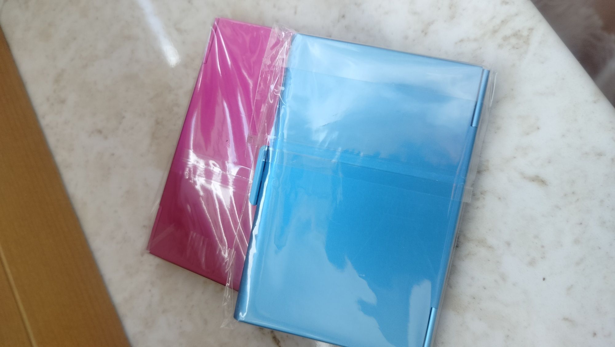 Eleganckie wizytowniki aluminiowe