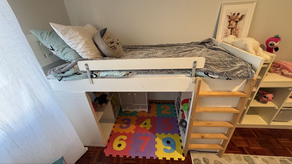 Cama de crianca com 2 estantes em baixo + estante IKEA para brinquedos