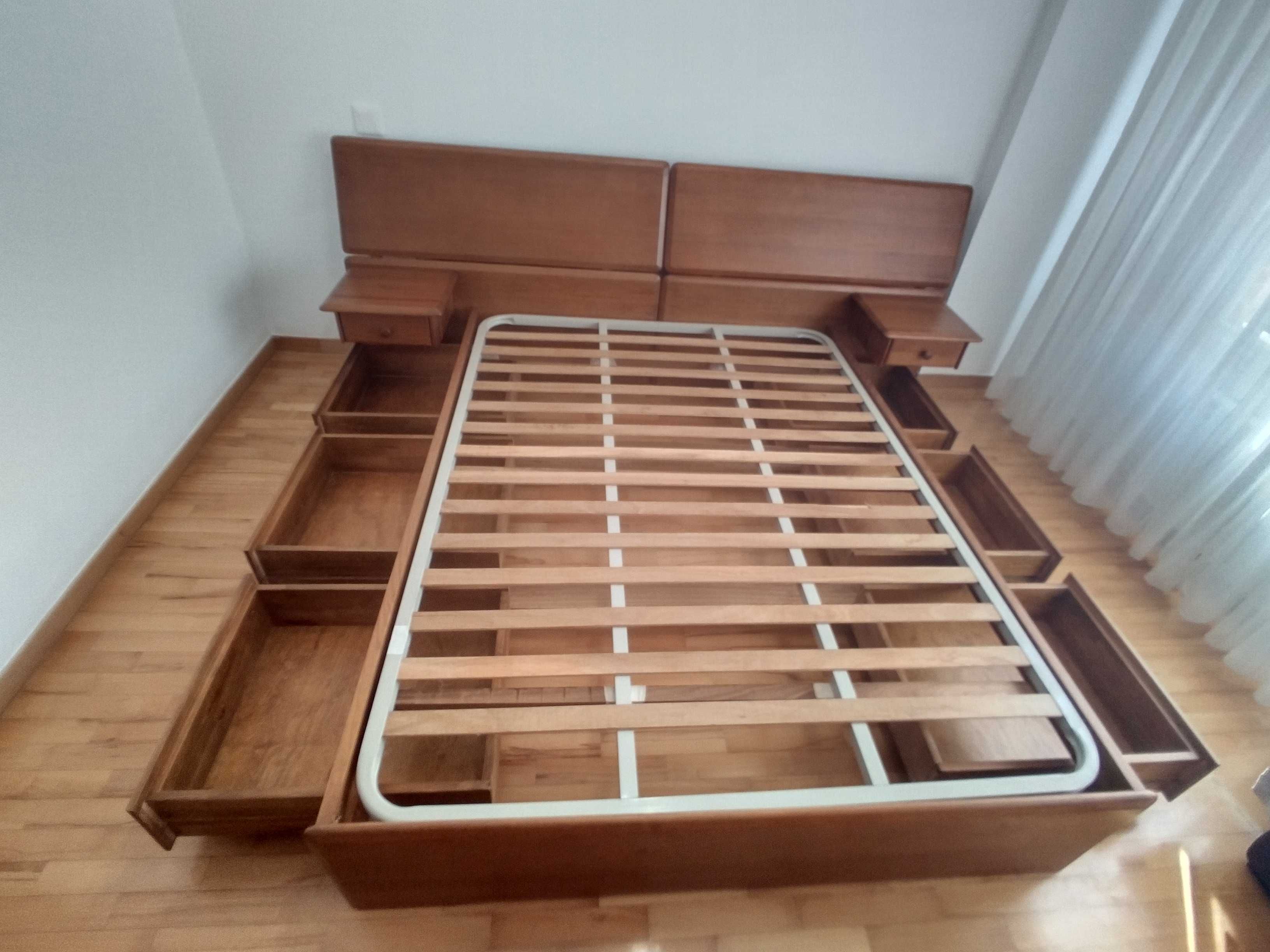 Cama, colchão e cómoda