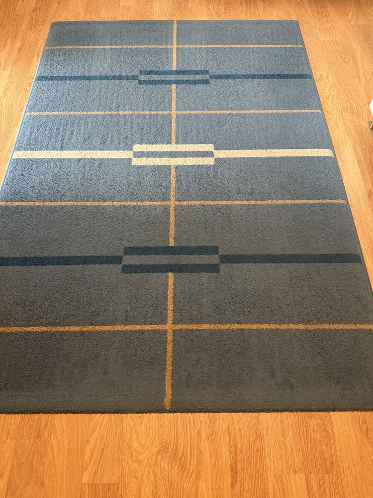 Carpete azul e creme