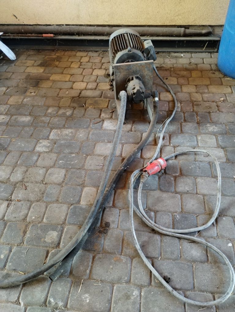 Sprzedam silnik 7,5 kW z pompą hydrauliczną.