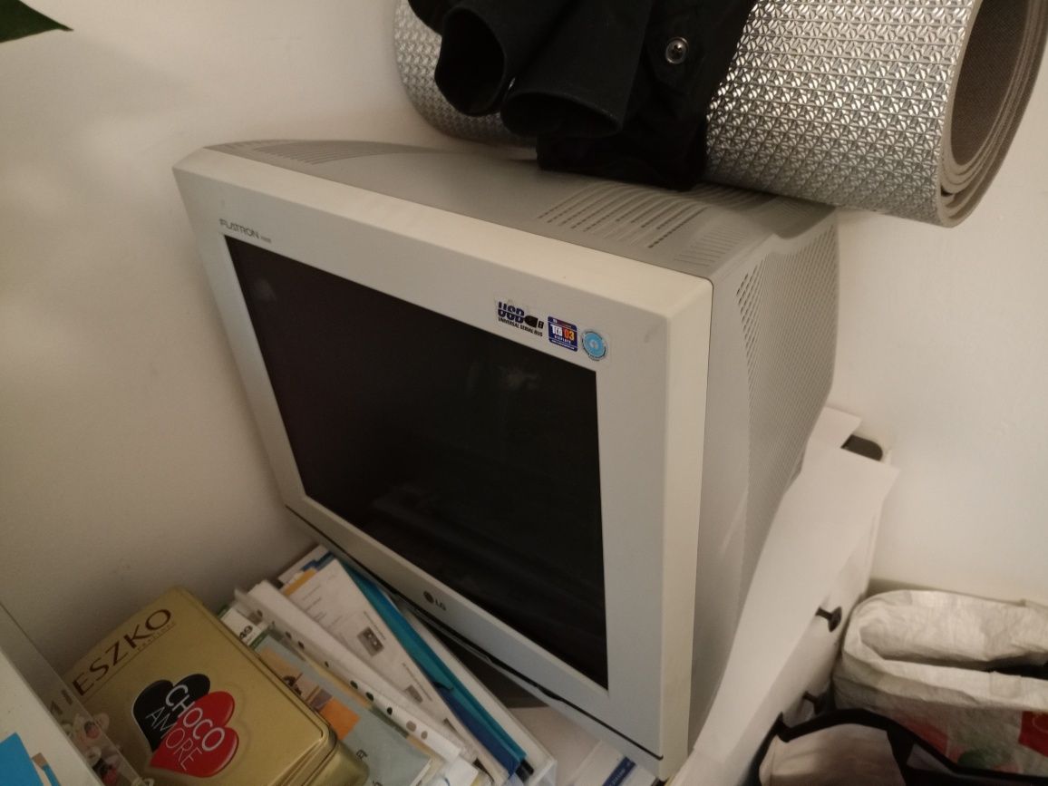 LG crt flatron F900B monitor