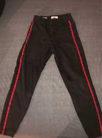 czarne jeansy z czerwonym paskiem