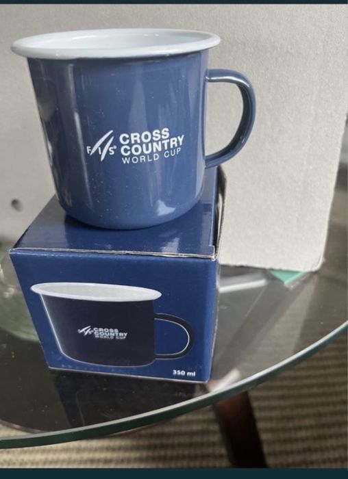 Kubek metalowy niebieski.