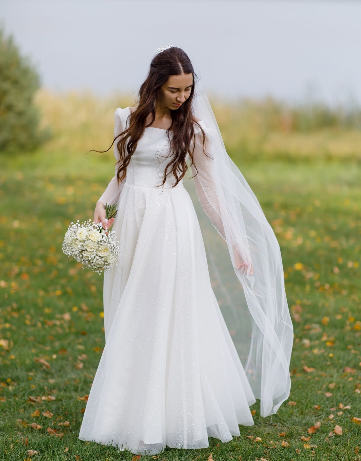 Довга весільна сукня айворі з квадратним вирізом