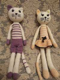 В'язані іграшки, кіт та кішка