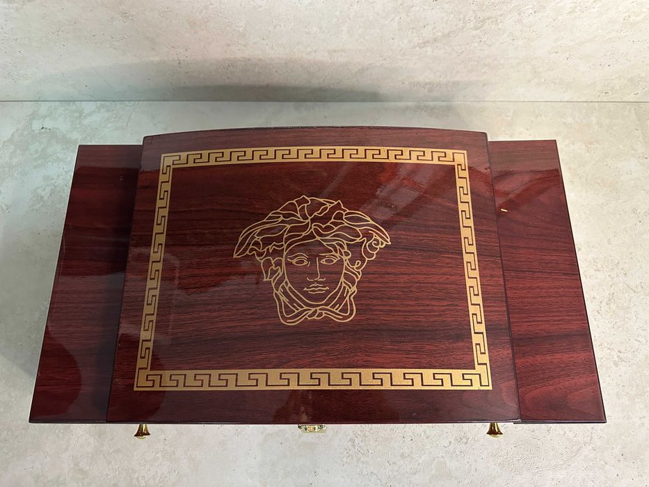 Luksusowa szkatułka drewniana. Logo Versace