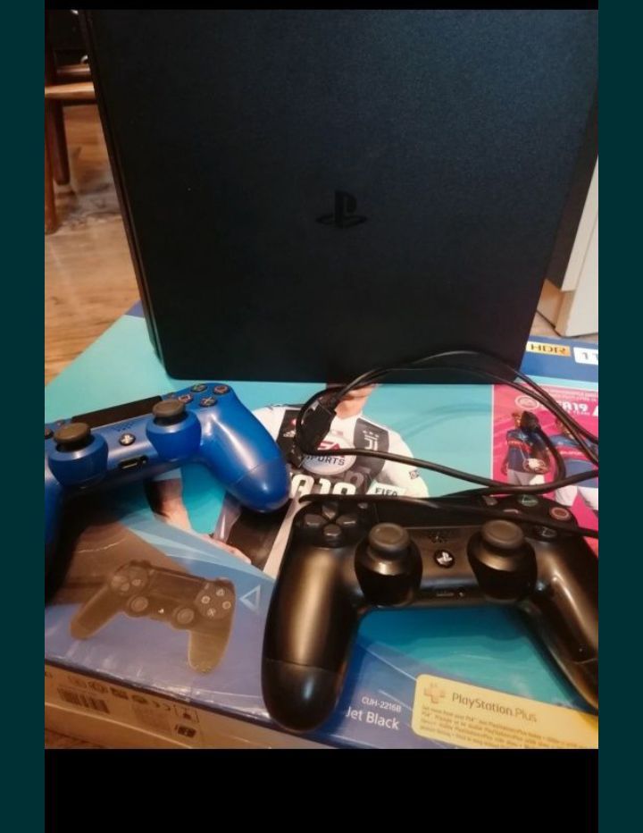 PlayStation 4 plus 2pady